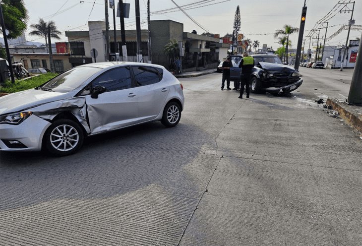 Camioneta y auto chocan en la avenida 11 de Córdoba