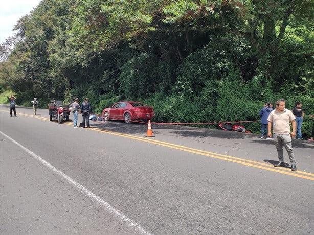 Muere motociclista al derrapar y chocar con auto en carretera Xalapa-Perote