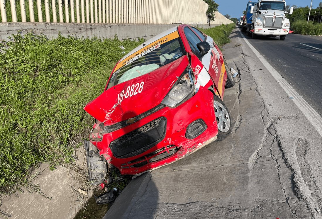 Aparatoso accidente en la carretera Veracruz-Xalapa deja cuatro lesionados | VIDEO