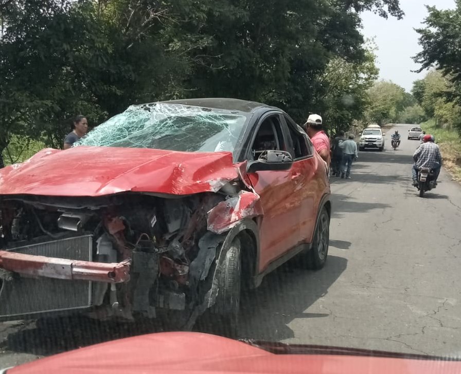 Volcadura en carretera de Puente Nacional deja cuantiosos daños materiales