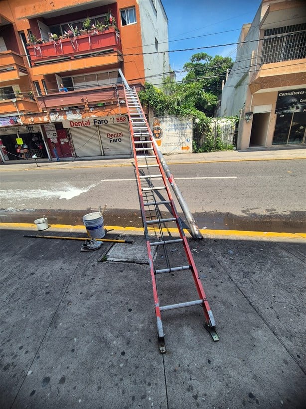 Obrero cae de escalera en colonia Centro de Veracruz y termina hospitalizado