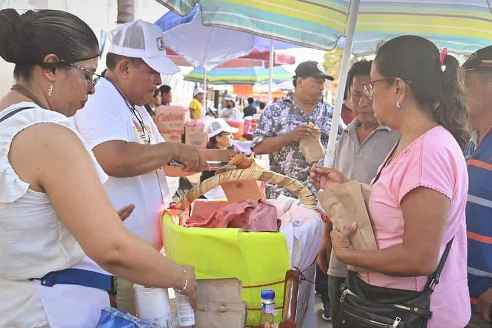 Más de 7 mil volovanes se vendieron durante el festival en la macroplaza del malecón