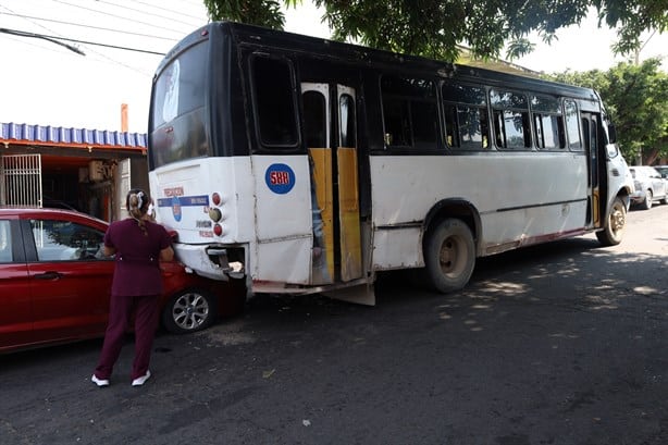 Auto se estrella contra camión urbano en la colonia 21 de Abril, en Veracruz | VIDEO