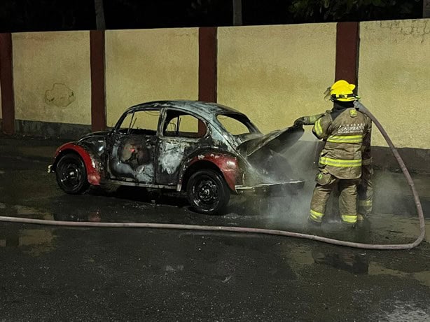 Se incendia vochito en fraccionamiento Virginia, en Boca del Río