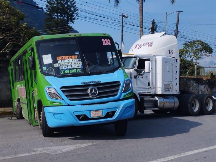 Se registra fuerte choque entre autobús y tráiler en Río Blanco