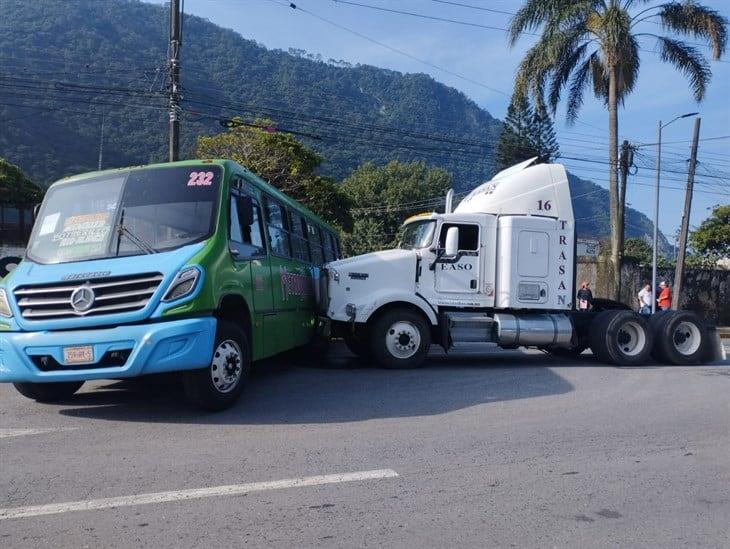 Se registra fuerte choque entre autobús y tráiler en Río Blanco