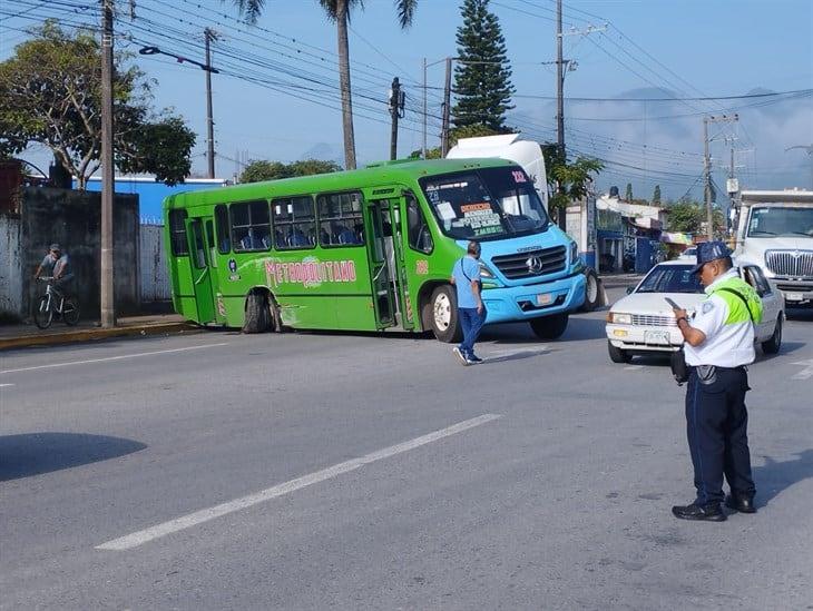 Se registra fuerte choque entre autobús y tráiler en Río Blanco