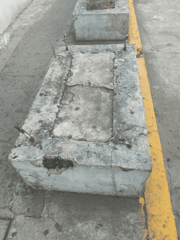 Bloques de concreto en avenida Madero de Veracruz obstruyen banquetas y crean riesgos para peatones