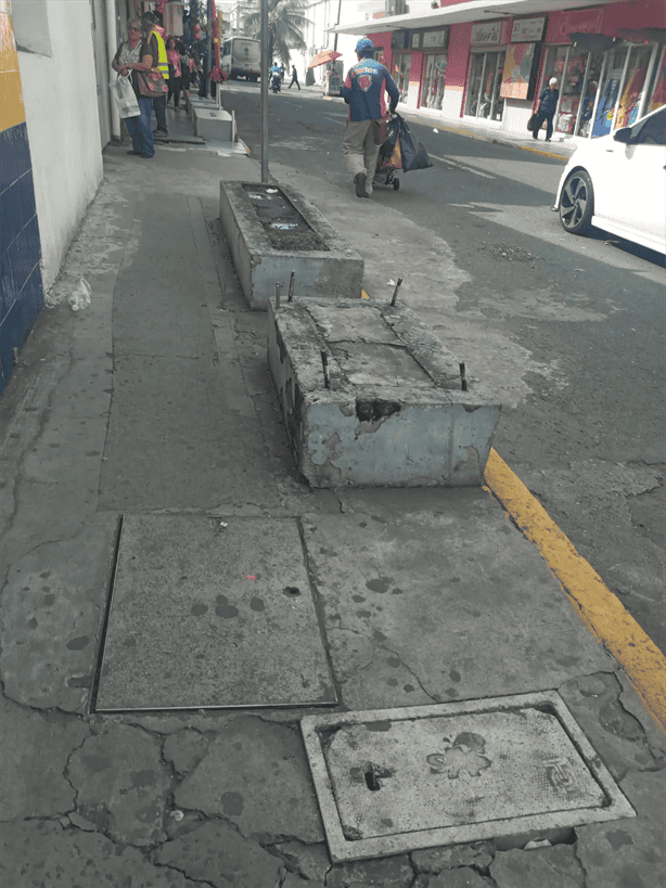 Bloques de concreto en avenida Madero de Veracruz obstruyen banquetas y crean riesgos para peatones