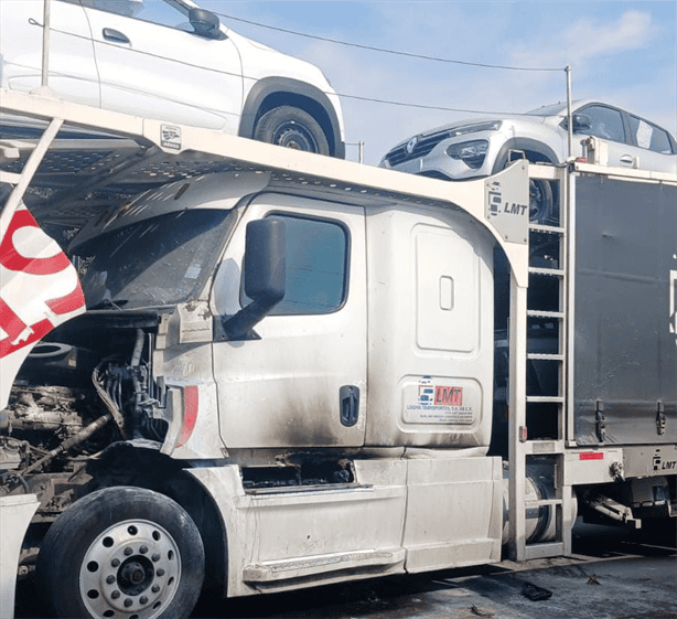 Tráiler nodriza con autos Renault casi es consumido por incendio en carretera de Veracruz | VIDEO