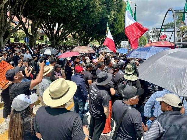 Con manifestación buscan presionar al Congreso de Veracruz para no aprobar Plan C; magistrado resulta lesionado