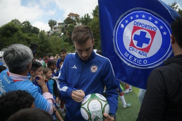 Estrellas del club Cruz Azul juegan con niñas y niños de Veracruz