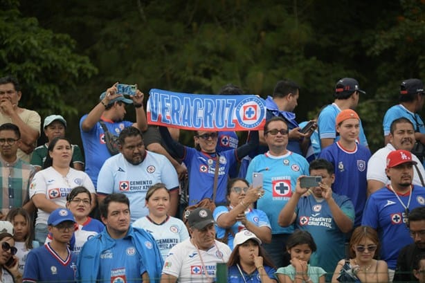 Estrellas del club Cruz Azul juegan con niñas y niños de Veracruz