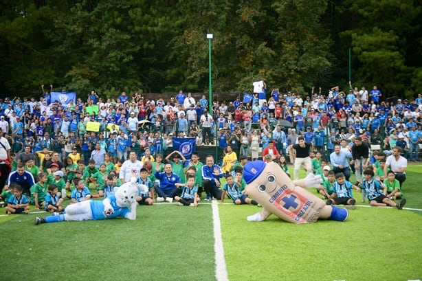 Estrellas del club Cruz Azul juegan con niñas y niños de Veracruz