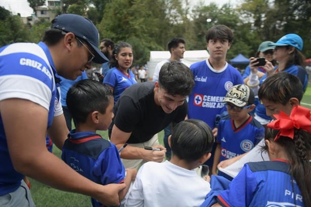 Estrellas del club Cruz Azul juegan con niñas y niños de Veracruz