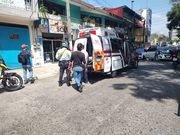 Abre puerta de auto sin precaución y causa accidente en Xalapa