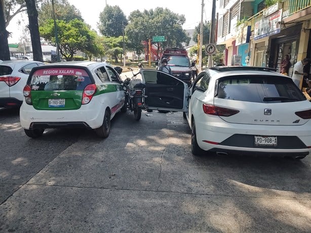 Abre puerta de auto sin precaución y causa accidente en Xalapa