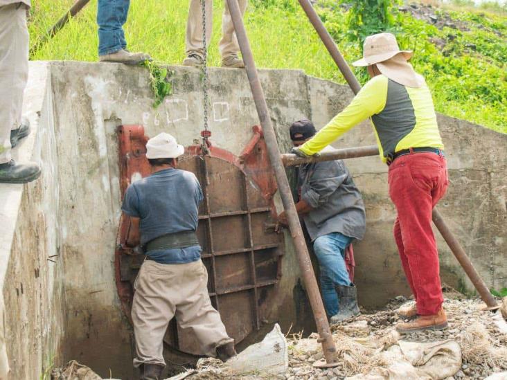 Se la robaron hace un año; hoy, reinstalan charnela en muro del río Cazones