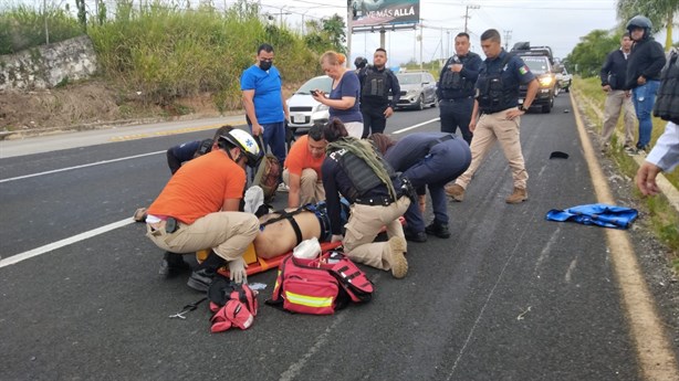 Pareja de motociclistas arrolla a peatón y derrapa en la carretera Xalapa-Veracruz