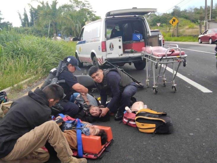 Pareja de motociclistas arrolla a peatón y derrapa en la carretera Xalapa-Veracruz