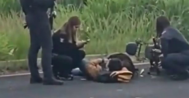 Pareja de motociclistas arrolla a peatón y derrapa en la carretera Xalapa-Veracruz