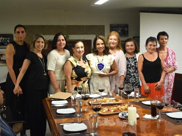 Ivonne Moreno Uscanga recibe reconocimientos por su labor artística y cultural