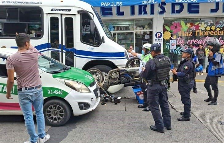 Percance deja una moto llantas arriba en el centro de Xalapa