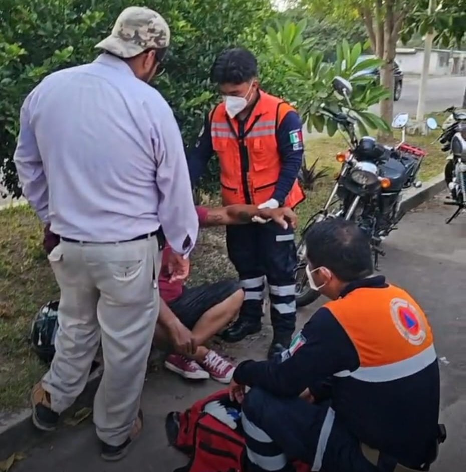 Motociclista derrapa y sufre lesiones tras esquivar a un perro en Veracruz