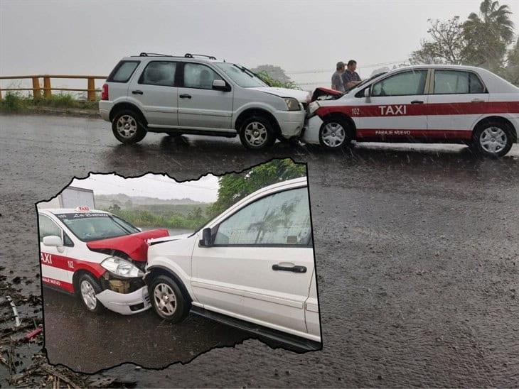 Taxi y auto chocan de frente en el Puente del Trébol de Amatlán