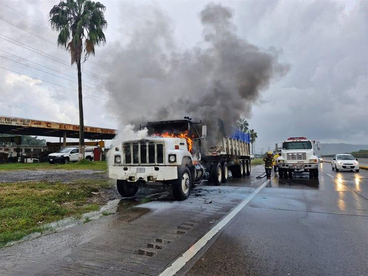 Tractocamión arde en llamas sobre la Autopista Veracruz-Córdoba