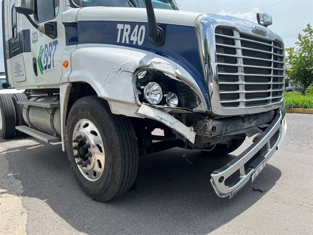 Tráiler impacta a un auto en la carretera Veracruz-Xalapa: mujer y nieta heridas