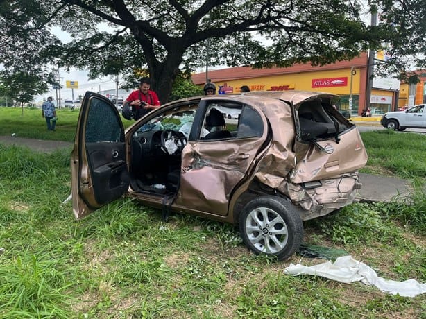 Tráiler impacta a un auto en la carretera Veracruz-Xalapa: mujer y nieta heridas