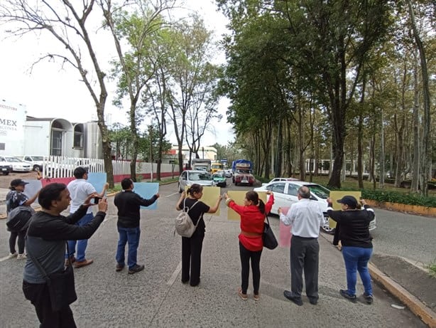 Trabajadores del ISSSTE bloquean avenida Xalapa y denuncian violaciones laborales