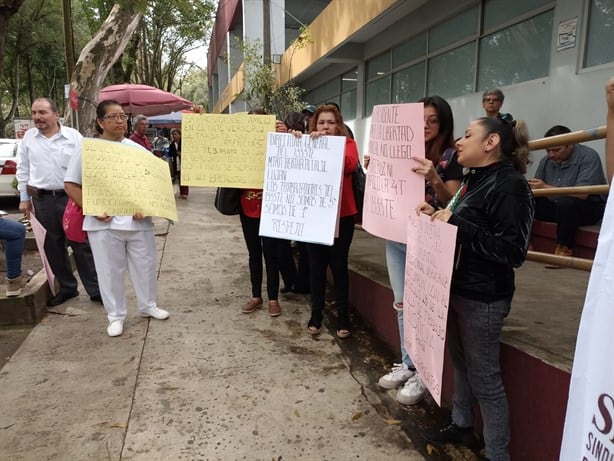 Trabajadores del ISSSTE bloquean avenida Xalapa y denuncian violaciones laborales