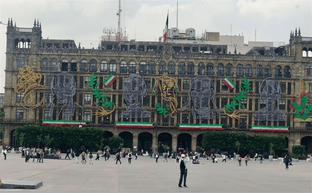 Zócalo de la Ciudad de México inicia venta de objetos patrios 