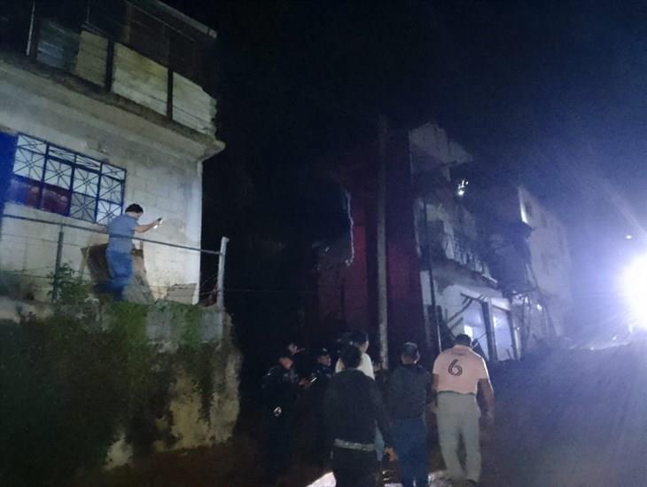 Derrumbe de lodo en Xalapa deja una familia atrapada en su vivienda