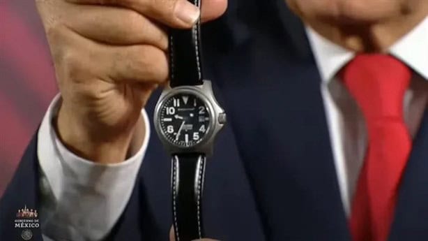 ¿Cuánto cuesta el reloj de AMLO que causó polémica y con cuál se le comparaba?