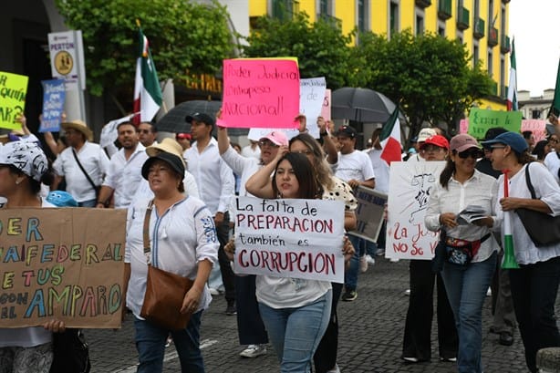 Estudiantes de derecho y PJF protestan en Xalapa contra reforma judicial