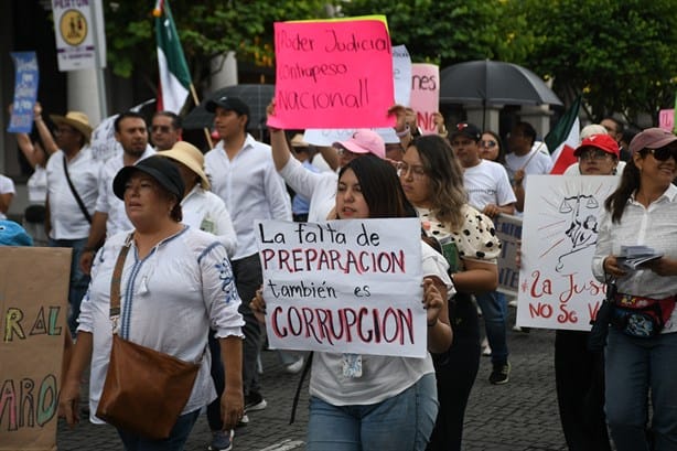 Estudiantes de derecho y PJF protestan en Xalapa contra reforma judicial