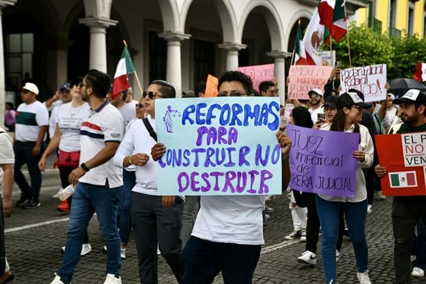 Estudiantes de derecho y PJF protestan en Xalapa contra reforma judicial