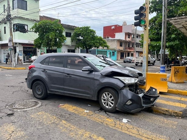 Aparatoso choque de autos en avenida Guadalupe Victoria en Veracruz | FOTOS