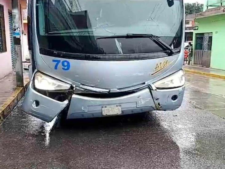 Colisión entre autobús y vehículo en Tlapacoyan