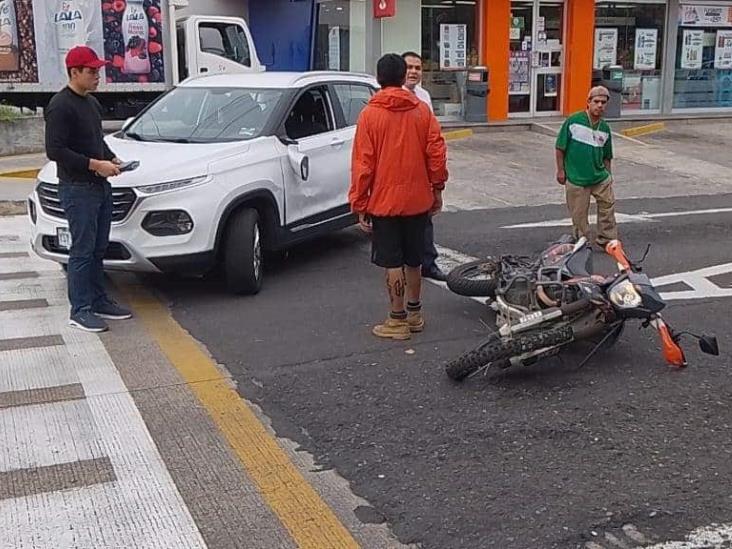 Camioneta impacta a motociclista en calles de Orizaba