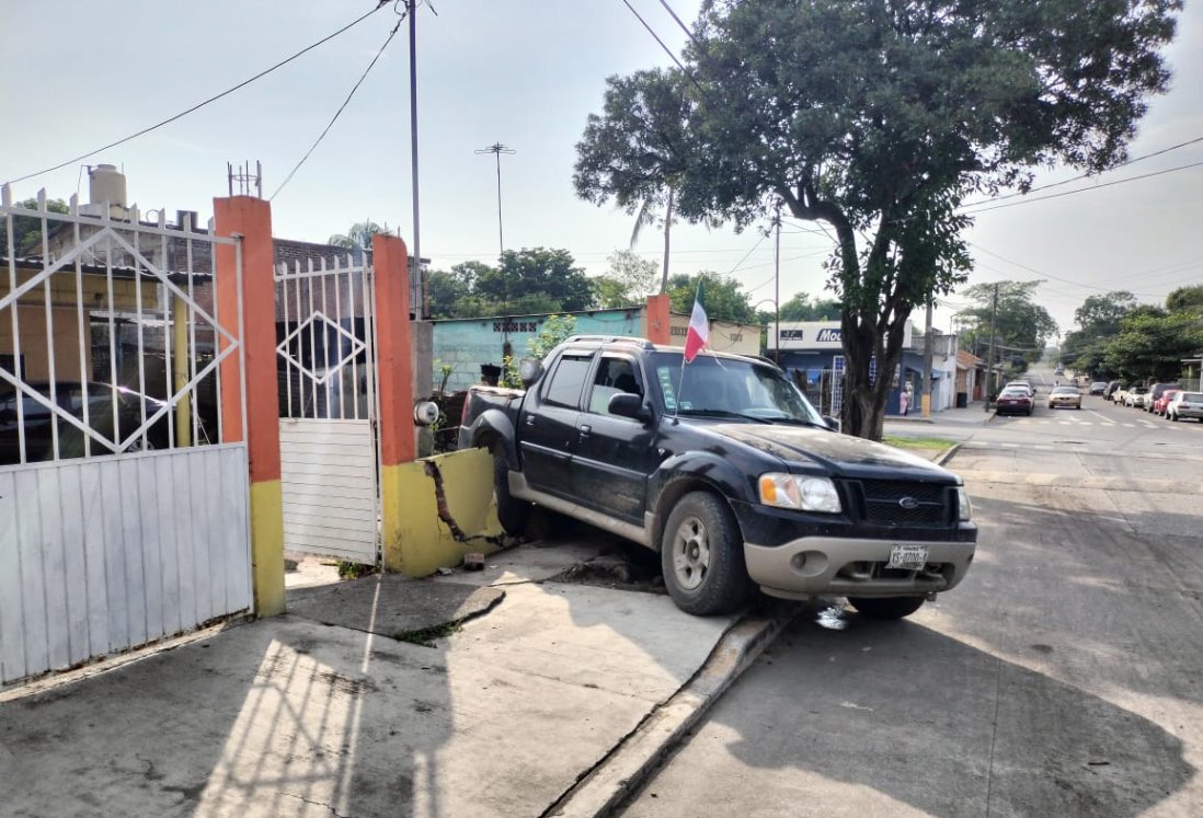 Camioneta sin frenos impacta barda de casa en barrio de Tierra Blanca