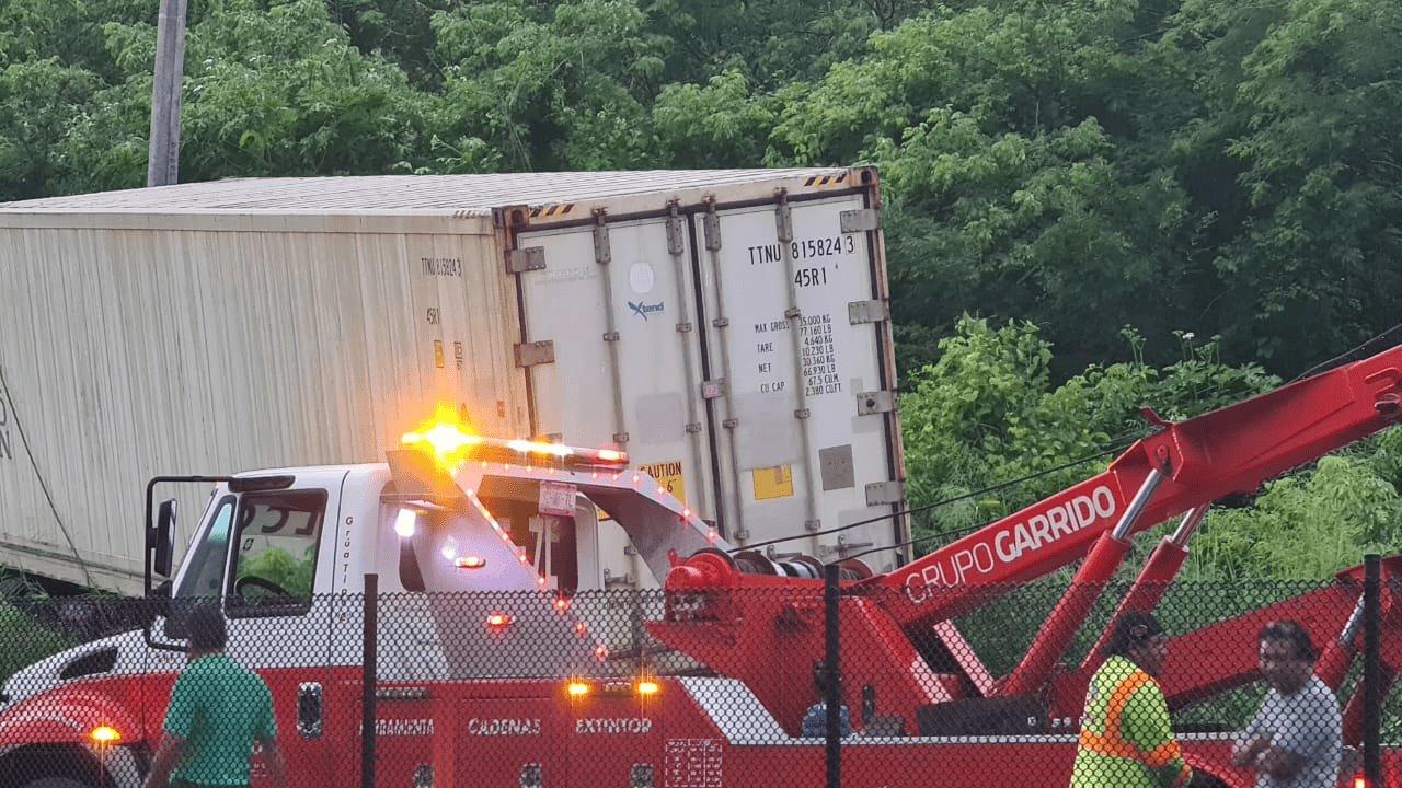 Volcadura de tráiler en carretera Cardel-Veracruz: conductor se habría quedado dormido