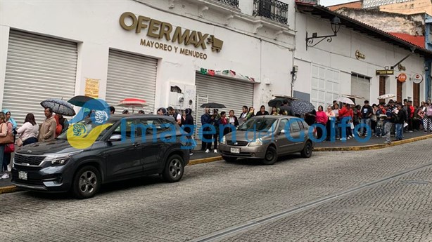 Miles desafían la lluvia para venerar reliquia de San Judas en Xalapa