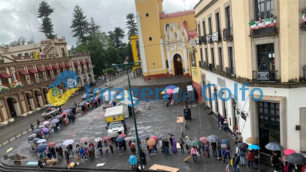 Miles desafían la lluvia para venerar reliquia de San Judas en Xalapa