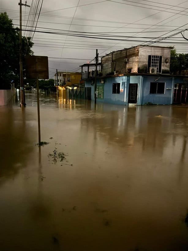 Inundaciones afectan a más de 2 mil viviendas en Agua Dulce, Veracruz