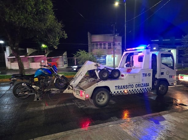 Motocicleta impactada por taxi a toda velocidad en Orizaba