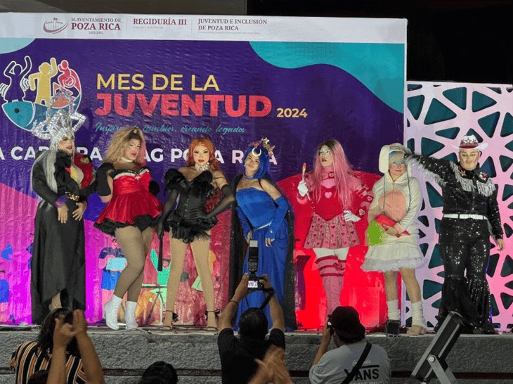 Con maquillaje, vestuarios y colores realizan primera pasarela drag en Poza Rica